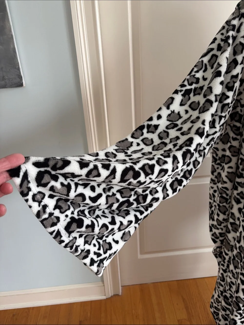 Sleeved Fleece Blanket / One Size Leopard Print